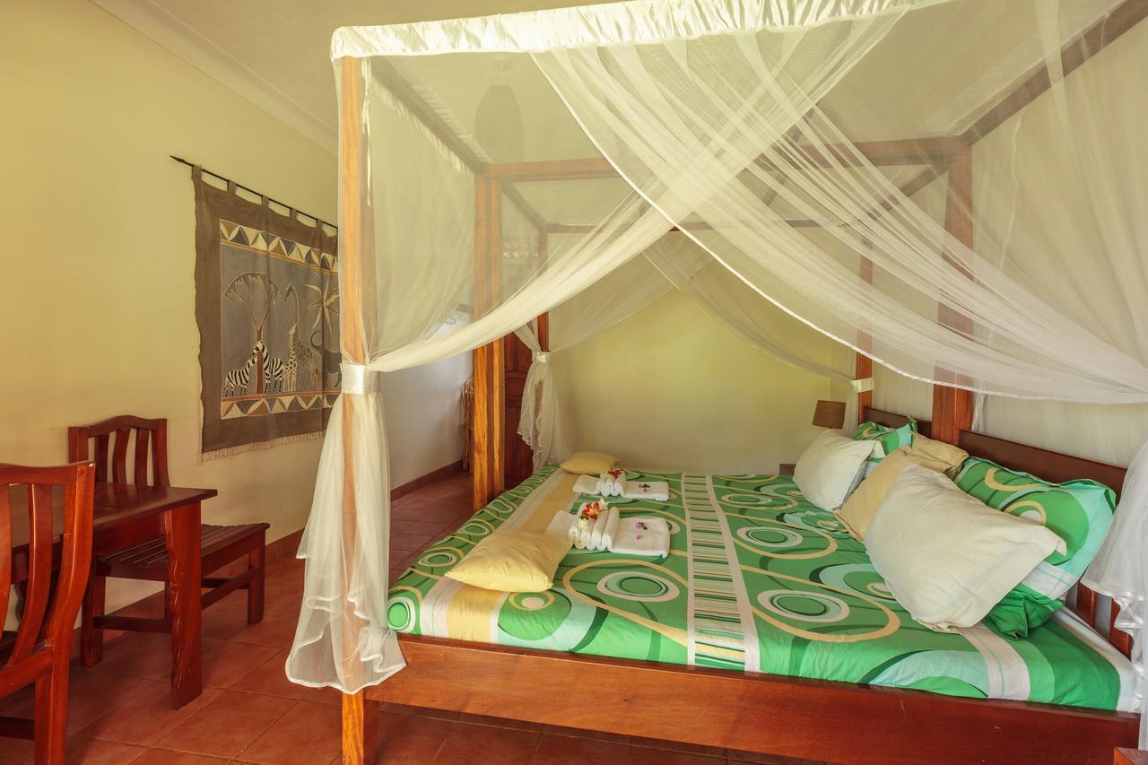 Airport Guesthouse เอนเทบเบ้ ภายนอก รูปภาพ